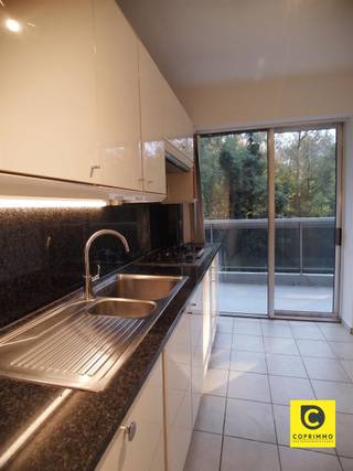 <p><span>Appartement rénové de 2 chambres à coucher sur la Fruithoflaan</span></p><p><span>Cet appartement de 2 chambres à coucher prêt à l'emploi, calme mais situé au centre, avec une grande terrasse orientée au sud, une cave, un abri à vélos et un garage box, bénéficie d'une situation centrale sur la Fruithoflaan à Berchem. Cette propriété est à distance de marche des magasins, des transports publics, des routes d'accès importantes, des écoles,... </span></p><p><span> </span></p><p><span>L'appartement se compose comme suit :</span></p><p><span> </span></p><p><span>Hall d'entrée :</span></p><p><span>Vous entrez dans l'appartement par le hall d'entrée qui dispose d'une armoire encastrée et donne accès à la cuisine, à l'espace de vie et au hall de nuit.</span></p><p><span> </span></p><p><span>Cuisine :</span></p><p><span>La cuisine est équipée d'une cheminée à gaz de haute qualité avec une hotte mécanique. Il y a également un four et un lave-vaisselle. En outre, le plan de travail en pierre naturelle offre un grand espace de travail et de nombreux placards et rangements.</span></p><p><span> </span></p><p><span>Espace de vie et chambres :</span></p><p><span>Le salon, spacieux et surtout accueillant, jouit d'une grande luminosité grâce aux fenêtres rénovées qui donnent accès à la terrasse. Il est situé sur un beau sol stratifié et est équipé de connexions pour la télédistribution. </span></p><p><span>Les deux chambres spacieuses (9,5 m² et 16 m²) bénéficient d'une belle lumière naturelle et offrent un accès à la terrasse spacieuse et ensoleillée avec une orientation sud.</span></p><p><span> </span></p><p><span>Salle de bains et toilettes :</span></p><p><span>La salle de bains carrelée est équipée d'un lavabo avec son armoire de toilette et d'une belle douche à l'italienne. </span></p><p><span>Les toilettes se trouvent dans une pièce séparée et sont équipées d'un lave-mains et d'une ventilation naturelle.</span></p><p><span> </span></p><p><span>Loyer et disponibilité</span></p><p><span>Loyer : €815/mois + €85/mois (garage box)</span></p><p><span>Charges : €180,00/mois (eau, chauffage central, frais d'entretien et de consommation de la communauté et ramassage des ordures)</span></p><p><span>Disponibilité : 1/09/2026</span></p><p><span> </span></p><p><span> </span></p><p><span>Biens complémentaires :</span></p><p><span>- Abri à vélos</span></p><p><span>- Garage box</span></p><p><span>- 3 fenêtres double vitrage</span></p><p><span>- Mobiscore 9,4/10</span></p><p><span>- Rénovation récente</span></p>
