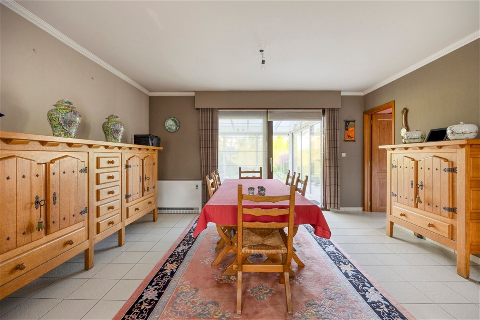 Rustig gelegen, goed onderhouden villa met 4 slaapkamers op 761 m². - foto 5