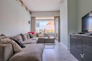 Rijwoning met ruime tuin, uitweg met garage en uitbreidingsmogelijkheden.STARTPRIJS: Elk bod boven deze startprijs, wordt voorgelegd aan de eigenaars, die al dan niet kunnen in gaan op dit aanbod.Deze gezellige rijwoning is ideaal gelegen op korte afstand van de zee, winkels, scholen en het openbaar vervoer.De woning beschikt over een lichtrijke leefruimte met aansluitend de leefkeuken met handige berging en wasplaats en zicht op de terrassen en de tuin.Op de verdieping bevinden zich de badkamer en 2 ruime slaapkamers, via de vaste trap bereikt u de zolder, die eenvoudig kan worden ingericht tot extra slaap-of hobbykamer.Buiten geniet u van een ruime, zonnige tuin. Achteraan de tuin is er een handige uitweg naar de achterliggende straat, waar ook de garage bevindt. Dit zorgt voor een vlotte bereikbaarheid en extra comfort!Dankzij het aanwezige potentieel is deze woning ideaal voor handige doe-het-zelvers, investeerders of kopers die op zoek zijn naar een renovatieproject met toekomst!De hoge epc score is te wijten aan de pellet kachel, dit is makkelijk op te lossen door het plaatsen van gas radiatoren. Contacteer Regine voor een bezoek ter plaatse:0493 11 20 50regine@correctvastgoed.beWij verzorgen ook de schatting van uw woning. Bel voor meer info!Vanaf heden kunt u gebruik maken van onze online schattingstool om de waarde van uw woning helemaal vrijblijvend na te gaan.👉 https://www.correctvastgoed.be/schatting