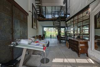 Op een exclusief privédomein met slechts 10 woningen, volledig omgeven door een slotgracht, bevindt zich deze bijzondere loftwoning. Het domein geniet van een ongeëvenaarde ligging met weidse zichten over een beschermd natuurgebied en een indrukwekkende vijver van meer dan 6 hectare.<br />Via een statige kasteelpoort met toegangscontrole betreedt u het domein. Een sfeervolle dreef en charmante brug leiden naar een binnenplein met bijkomende parkeergelegenheid, waar deze authentieke en karaktervolle woning zich bevindt. De loft onderscheidt zich door haar royale volumes, unieke afwerking en grote stalen raampartijen die zorgen voor een uitzonderlijke lichtinval. Achteraan openen de ramen naar een privatieve tuin met terras en zicht op de slotgracht. Op de eerste verdieping bevindt zich bovendien een riant zonneterras met een adembenemend panorama over de omliggende natuur tussen de Nete en het Netekanaal. <br />Met een bewoonbare oppervlakte van maar liefst 352 m² omvat de woning onder meer: inkomhal met gastentoilet, volledig uitgeruste keuken met ontbijthoek, wasplaats, ruime eet- en leefruimte, bureau, atelier, dubbele garage. Op de verdiepingen bevinden zich: vide en bibliotheek, sfeervol salon met toegang tot het panoramische terras, 3 slaapkamers, dressing, 2 badkamers en zolderruimte.<br />Het atelier en de dubbele garage bieden bovendien diverse mogelijkheden voor hobby, werk of opslag.<br />Als bewoner geniet u mee van de uitzonderlijke troeven van het domein. De grote vijver leent zich perfect voor zwemmen, varen en vissen. Daarnaast zijn er een boothuis met aanlegsteiger en een petanquebaan aanwezig. Bent u op zoek naar een woning met karakter, privacy en een permanent vakantiegevoel, midden in een unieke natuurlijke omgeving? Dan is dit een buitenkans. De verhuurder biedt enkel een jaarcontract aan dat eventueel verlengbaar is. De woning kan bemeubeld gehuurd worden. Gemeenschappelijke kost bedraagt extra 150 euro/maand.