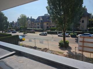 Residentie Les Moineaux is een nieuwbouwproject centraal gelegen tussen de Zeedijk en de winkelstraat van Koksijde-Bad. De moderne uitstraling van het gebouw komt volledig tot zijn recht in het straatbeeld. Alle appartementen zijn bijna energie neutraal en worden geothermisch verwarmd.<br /><br />Het appartement bevindt zich op het eerste verdiep en werd op plan ingedeeld als volgt:<br />Inkom, apart toilet, badkamer, 2 slaapkamers, leefruimte met open keuken en berging, 1 terras.<br /><br />Verplicht aan te kopen staanplaats en kelderberging, niet in de prijs inbegrepen.<br /><br />Oppervlakte appartement: 89 m²<br />Oppervlakte terras: 6 m²