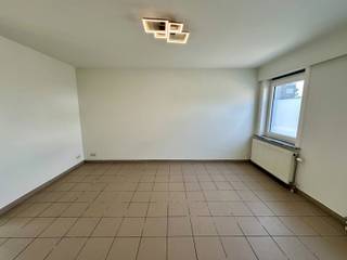 Deze gezellige woning is rustig gelegen doch in de nabijheid van winkels/warenhuizen, scholen, openbaar vervoer en verbindingswegen. Op het gelijkvloers vinden we een lichtrijke leefruimte, een apart toilet en een ingerichte keuken voorzien van een enkele spoelbak, keramische kookplaat, dampkap en koelkast. De eerste verdieping omvat een nachthal met 3 slaapkamers en een badkamer met enkele lavabo, douche, toilet en aansluiting voor wasmachine. Achteraan de woning bevindt zich een afgesloten terras met aansluitend de garage. Onmiddellijk beschikbaar! Indien u graag een bezoek wenst, aarzel niet ons te contacteren via affligem@immoaccenta.be