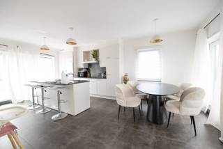 Ruime duplex in centrum Zulte.<br /><br />Indeling: lichtrijke living met open keuken (met kookeiland en ingericht met toestellen), berging, toilet, slaapkamer, badkamer (met ligbad en douche). Eerste verdieping : apart toilet en slaapkamer. Aan de voor- en achterkant ruim terras aanwezig.<br /><br />Syndickosten: €50/maand.<br />Beschikbaarheid: 1/08/2026.<br /><br />Voor meer info of een bezoek: lisa@immoroba.be