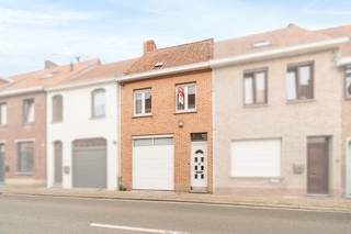 <p>Te koop: Gesloten woning in het centrum van Kuurne, nabij openbaar vervoer en winkels.</p>

<p>De woning beschikt over een woonkamer aansluitend op de keuken, badkamer met douche en apart toilet . Boven zijn er twee slaapkamers en een toilet. De woning heeft een vaste trap naar de zolder. De woning heeft een garage die toegang geeft tot de kelder. Er hoort ook een gezellige tuin met tuinhuis bij. Buiten is er ook nog stockageruimte.</p>

<p>Dankzij de vlotte bereikbaarheid en de nabijheid van winkels, scholen en openbaar vervoer is dit een interessante woning voor wie centraal wil wonen.</p>

<p>Indeling:</p>

<ul><li>Gelijkvloers: inkomhal, gezellige woonkamer, functionele keuken met aansluitende berging, badkamer en apart toilet, ruime zonnige tuin met berging en tuinhuis, garage en kelder</li><li>Eerste verdiep: twee slaapkamers en apart toilet</li><li>Tweede verdiep: een vaste trap naar de zolder met extra bergruimte of uitbreidingsmogelijkheden</li></ul>

<p>Troeven:</p>

<ul><li>Centrale ligging in Kuurne nabij openbaar vervoer</li><li>Aangename tuin van 100 m²</li><li>Garage en extra bergruimte aanwezig</li></ul>

<p>Wenst u graag meer informatie of een bezoek ter plaatste, contacteer dan Sofie 0474 222 182.</p>