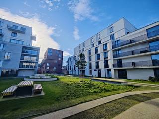 Dit nieuwbouwappartement met twee slaapkamers is gelegen in een rustige residentie met een eigen binnentuin, een ware oase van rust en groen...