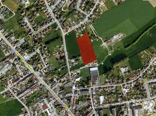 Een perceel weiland, ± 01 hectare 22 are 72 ca groot. ongeveer 165m breed. Gelegen in agrarisch gebied. Verpacht. Prijs steeds exclusief...