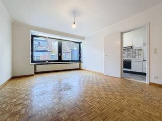 INSTAPKLAAR appartement (90m²) met 2 slaapkamers op wandelafstand van de Grote Markt te ROESELARE Indeling : mooie inkom met vestiaire, gastentoilet,...