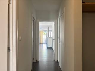 Gelijkvloers appartement met 2 slaapkamers, terras en afgesloten garagebox.Dit verzorgd gelijkvloers appartement is gunstig gelegen nabij het centrum...