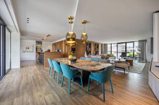 Dit uitzonderlijk luxe appartement te Kempische Kaai 9 in Hasselt met een bewoonbare oppervlakte van 235 m² en 52 m² zuidgerichte terrassen (3...
