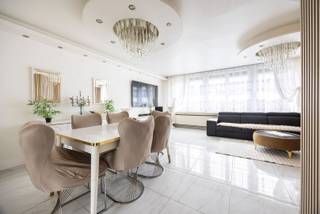 Bent u op zoek naar een woning die ruimte en comfort biedt? Deze bel-etagewoning beschikt over drie slaapkamers, een tuin en een inpandige garage!<br /><br />Indeling<br />U betreedt de woning via een inkomhal met tegelvloer, die doorgang geeft naar een handige berging en de ruime garage (33m²) met aansluitingen voor een wasmachine en droogkast. Via de garage bereikt u de ruime, onderhoudsvriendelijke tuin (64m²) met tegels. Geen zorgen dus over het maaien van het gras!<br />Op de eerste verdieping bevindt zich een grote woonkamer (29m²), vanwaar u de keuken (8m²) met ingebouwde toestellen kunt bereiken. Op deze verdieping vindt u tevens een apart toilet.<br />Op de tweede en tevens bovenste verdieping bevinden zich drie slaapkamers (17m², 14m² en 6m²) en een badkamer met ligbad, douchefunctie en toilet..<br /><br />Ligging<br />Op een steenworp van uw voordeur vindt u de premetrohalte Sport, waar u gebruik kunt maken van maar liefst drie tramlijnen. Zo bent u in enkele ogenblikken overal in Antwerpen. Voor de enthousiaste concertgangers onder ons delen wij graag mee dat het Sportpaleis zich vlak bij uw nieuwe thuis bevindt. Verder vindt u verschillende horecazaken, winkels en supermarkten op wandelafstand van de woning.<br /><br />Pluspunten<br />- Gunstig EPC: energielabel B!<br />- Elektrische installatie conform tot 2044!<br />- Hoogrendementsbeglazing!<br />- Elektrische rolluiken!<br /><br />Klinkt deze woning als uw toekomstige thuis? Bel dan snel naar One vastgoed via 03 360 85 30!