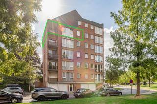 Groen wonen met de stad binnen handbereik? Dit verzorgde appartement aan de Rodekruislaan 1 in Berchem ligt tegenover een groenzone met speeltuin en wandelpaden. Ook het Te Boelaerpark, winkels, scholen, openbaar vervoer, station Berchem en de Ring bevinden zich in de nabije omgeving.<br /><br />Het appartement ligt op de vijfde verdieping van een gebouw uit 1989 en is bereikbaar met de lift. Via de inkom-, voorzien van een praktische inbouwkast, bereikt u de verschillende vertrekken.<br />De lichtrijke leefruimte biedt voldoende plaats voor een gezellige zithoek en eettafel. Dankzij de grote raampartijen geniet u hier van een open en groen uitzicht. Vanuit de leefruimte stapt u op het westgerichte terras (ongeveer 3 m²), waar u heerlijk van de middag- en avondzon kunt genieten.<br /><br />De afzonderlijke keuken is ingericht met een keramische kookplaat, oven, dubbele spoelbak en dampkap. Het appartement beschikt over twee slaapkamers (14 en 7 m²).<br />De badkamer is uitgerust met een ligbad met douchescherm, een dubbel lavabomeubel en aansluitingen voor een wasmachine en droogkast. Daarnaast is er een apart toilet.<br /><br />Pluspunten:<br />+ Groen en open uitzicht<br />+ Gunstig EPC / conforme elektriciteit<br />+ Appartement op de vijfde verdieping<br />+ Lift aanwezig<br />+ Westgericht terras<br />+ Twee slaapkamers (14 en 7 m²)<br />+ Gemeenschappelijke fietsenstalling<br />+ Centrale ligging nabij winkels en openbaar vervoer<br /><br /><br />Interesse in dit appartement? Neem contact op met VB Vastgoed via 03 337 50 70 of info@vbvastgoed.be voor meer informatie of een bezichtiging.