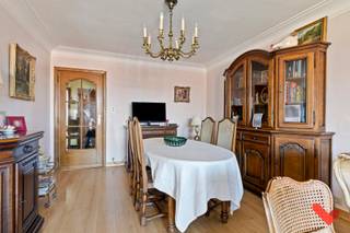 <p>Gelegen aan de begeerde Koning Albertlaan in Kessel-Lo biedt dit solide appartementsgebouw met 4 units, van elk een 80 m², en 20 garageboxen een zeldzame investeringsopportuniteit. De locatie garandeert vlotte bereikbaarheid én blijvende aantrekkingskracht voor bewoners of huurders.<br /><br /><br />De Koning Albertlaan ligt in een residentiële en tegelijk levendige buurt van Kessel-Lo, vlakbij Leuven. Deze ligging combineert rust met bereikbaarheid: winkels, scholen en openbaar vervoer bevinden zich op wandelafstand. Het station van Leuven, sportfaciliteiten en het Provinciedomein liggen op een boogscheut, wat de aantrekkingskracht voor zowel bewoners als huurders versterkt. Dankzij de nabijheid van grote invalswegen (E314, Tiense- en Diestsesteenweg) is dit een bijzonder strategische locatie voor wie wil wonen of investeren in de directe rand van Leuven.<br /><br /></p>
<p>Het gebouw is structureel in goede staat, maar vraagt om een opfrissing. Zowel de appartementen als de garageboxen kunnen met een gerichte renovatie worden opgetild naar een hedendaags niveau dat aansluit bij de huidige marktvraag.<br /><br /></p>
<p>Voor ontwikkelaars biedt dit pand stevige herontwikkelingsmogelijkheden, bijvoorbeeld via opsplitsing, verhuring of reconversie. Particuliere investeerders vinden hier een solide basis voor een mooie en stabiele meeropbrengst.<br /><br /></p>
<p>Kortom: wie vandaag durft te investeren in een gebouw met toekomstwaarde, legt hier de basis voor een sterk rendement. Ideaal voor wie visie heeft én kansen herkent op een toplocatie als deze.<br /><br /><br />Voor meer info en voor het bekijken van de mogelijkheden, contacteer: bvm-vastgoed op 016 23 21 45 of via info@bvm-vastgoed.be .</p>
<p></p>
<p></p>