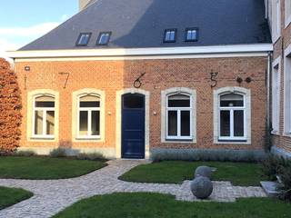 ABDISWONING van +/- 170m² te koop in het centrum van Diest, Mariëndaalstraat 42<br /><br />Het voormalig abdisgebouw van het Mariëndaalklooster werd in de tweede helft van de 17de eeuw opgetrokken. Het bijgebouw links werd in de tweede helft van de 18de eeuw geconstrueerd, waardoor het abdiskwartier z'n huidige L-vorm kreeg.<br /><br />In 2008 werd het pand door de huidige eigenaar volledig gerenoveerd en omgetoverd tot de huidige bestemming: 4 prachtige en luxueuze wooneenheden. Elk met een andere indeling, elk op zich voorzien van het modernste comfort. En dit alles omgeven door een prachtige tuin, een eigen stukje natuur in het centrum van Diest.<br /><br />De grootse troeven van het Abdiskwartier:<br />Op 5 minuten wandelafstand van het centrum van Diest.<br />Voorzien van hedendaags modern comfort zoals vloerverwarming en ventilatie.<br />In elke woning is een artisanaal verwerkte troffelvloer aanwezig, alsook een gashaard.<br />De private parking is afgesloten d.m.v. een automatische poort en in de perfect onderhouden gemeenschappelijke tuin vooraan bevinden zich een fietsenberging én private bergruimte per wooneenheid. <br /><br />De ABDISWONING bevindt zich aan de linkerkant van het hoofdgebouw en bestaat uit 2 verdiepingen.<br />Gelijkvloers heeft de woning een inkomhal, woonkamer met toegang tot het terras/tuin, eetkeuken, berging en toilet.<br />Op het verdiep zijn er 3 slaapkamers, een badkamer met ligbad en douche, berging en toilet.<br />Aan de woonkamer is een terras/tuin van +/- 66m² verbonden.<br /><br />EPC : 128 - Condensatieketel - Vloerverwarming <br /><br />Verkoopprijs woning : 575.000 €<br />Staanplaats vanaf 26.000 €<br />Kelderruimte vanaf 6.500 €<br />Alle prijzen zijn exclusief registratie en kosten.<br /><br />Bijkomende informatie is te bekomen op kantoor of 0476/952.716