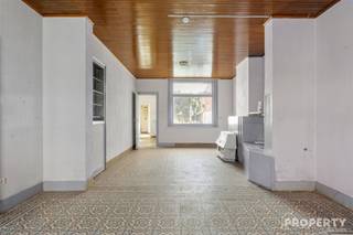 <p><span>Te renoveren woning met authentieke gevel in het centrum van Izegem</span></p><p><span>In de Sint-Crispijnstraat, een rustige straat met een uiterst centrale ligging in Izegem, bevindt zich deze karaktervolle woning uit 1929. De authentieke gevel vormt een bijzondere meerwaarde en biedt een uitstekende basis voor wie deze woning wenst te renoveren tot een hedendaagse en stijlvolle woonst.</span></p><p><span>Indeling</span></p><p><span>De woning beschikt over een verzorgde inkomhal die toegang biedt tot de ruime leefruimte. Deze leefruimte laat toe om een comfortabele woon- en eetkamer te creëren. Aansluitend is er ruimte voorzien voor de inrichting van een keuken met praktische berging.</span></p><p><span>Op de eerste verdieping bevinden zich drie ruime kamers, waarvan één kan worden ingericht als badkamer. De zolderverdieping, bereikbaar via een vaste trap, biedt de mogelijkheid tot het creëren van twee bijkomende kamers, bijvoorbeeld als extra slaapkamers, bureau of hobbyruimte.</span></p><p><span>Verder beschikt de woning over een aangename tuin.</span></p><p><span>Troeven</span></p><ul><li><span>Authentieke woning uit 1929 met karaktervolle gevel</span></li><li><span>Te renoveren met aanzienlijk potentieel</span></li><li><span>Drie slaapkamers met uitbreidingsmogelijkheden op zolder</span></li><li><span>Tuin en garage</span></li><li><span>Rustige en centrale ligging in Izegem</span></li></ul><p><span>Interesse?</span><span><br />Voor meer informatie of het plannen van een bezoek kunt u contact opnemen via </span><span>info@property-vastgoed.be</span></p>