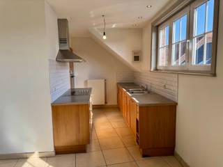 Ce duplex est situé dans le centre de Geraardsbergen. L'appartement se compose d'un salon lumineux avec cuisine entièrement équipée, d'un...