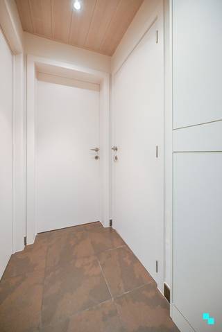 Instapklaar tweeslaapkamerappartement met garage gelegen nabij het centrum van Roeselare, talloze winkels en het op -en afrittencomplex...
