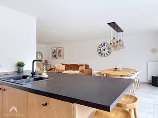 <p>Energiezuinige en instapklare woning, rustig gelegen in een aangename verkavelingswijk met een vlotte verbinding naar Waregem. De woning omvat een inkomhal met apart gastentoilet. Via een stijlvolle glazen metalen deur bereikt u de gezellige leefruimte met zit- en eethoek. Aansluitend bevindt zich de volledig geïnstalleerde open keuken, voorzien van de nodige toestellen. Zowel via de keuken als de leefruimte heeft u directe toegang tot de gezellige tuin met terras. Verder beschikt de woning over een inpandige garage met was- en bergruimte. Voor de woning is er een oprit met plaats voor 2 wagens. Op de eerste verdieping bevinden zich 3 slaapkamers en een ruime badkamer met ligbad, inloopdouche, dubbele lavabo en toilet. Daarnaast is er nog een praktische bergzolder.</p>
<p>Extra troeven:</p>
<ul>
<li>Energiezuinig – BEN woning</li>
<li>Voorzien van zonnepanelen</li>
<li>Conforme elektrische keuring</li>
<li>Regenwaterput van 10.000 L</li>
<li>Ruime badkamer</li>
<li>Terras en tuin</li>
<li>Rustige ligging</li>
<li>Vlotte verbinding naar Waregem</li>
<li>Inpandige garage</li>
<li>Oprit voor 2 wagens</li>
</ul>
<br />
<p>Deze woning is te koop ZONDER makelaar via het concept van Smart Houses! Wenst u verdere inlichtingen of een bezoek? Contacteer rechtstreeks de eigenaar via +32477839831</p>