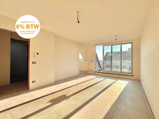<strong>Luxueus nieuwbouwproject "Residentie Ijzerparel"</strong><br /><br />Uiterst RESIDENTIEEL gelegen wordt deze prachtige ARCHITECTURALE PAREL gebouwd temidden van een groene oase, <strong>op enkele minuten wandelen van de zee en het centrum.</strong><br /> <br /><strong>Dit energiezuinige, kleinschalige luxe woonproject omvat 9 ruime doorloopappartementen (met elk een eigen zonneterras) & 9 parkings achteraan.</strong><br /><br />Dit <strong>dakappartement</strong> geniet een uiterst praktische indeling, en is voorzien van o.a.: inkomhal met toilet, ruime leefruimte met eethoek en open keuken, zonneterras, badkamer, <strong>2 slaapkamers</strong> en berging/wasplaats. Oppervlakte appartement: +- 80m2.<br /><strong>De appartementen kunnen volledig ingericht en afgewerkt worden naar uw smaak! Badkamer, keuken, vloeren... kunnen allemaal door de klant gekozen worden.</strong><br /><br /><strong>Aan de achterzijde van het gebouw bevinden zich 9 staanplaatsen.</strong><br />Elk appartement dient een staanplaats aan te kopen.<br />Daarnaast wordt er ook een fietsenberging en vuilnislokaal voorzien. <br /><br /><strong>E-peil 30.<br />Eco-afwerking: superisolerend dubbel glas, zonnepanelen, warmtepomp, vloerverwarming, ventilatiesysteem,...</strong><br />Er zijn ook 2 liften voorzien in het gebouw.<br /><br /><strong>Kortom: trendy en kwalitatieve appartementen, afgewerkt op uw maat, waar u zorgeloos kan genieten op een boogscheut van het strand! </strong><br />Dé ideale uitvalsbasis voor zowel vaste bewoning als tweede verblijf!<br /><br />Prijs appartement A2.3: 352.000 EUR (excl. kosten).<br />Prijs staanplaats: 25.000 EUR (excl. kosten)<br />Verkoop onder BTW-stelsel.<br />! 6% BTW mogelijk, indien voldaan wordt aan de voorwaarden.<br /><br />De 3D-beelden zijn louter illustratief.<br /><br />Aarzel niet om een afspraak te maken: Immo Sleutel: 050/70 70 70