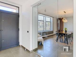 <p><span>Licht, ruimte en comfort vormen de rode draad in deze mooie, moderne woning op een aangename locatie aan de rand van het centrum van Scherpenheuvel. <br />De woning onderging in 2004 een totale verbouwing waardoor het een volledige nieuwbouw werd, afgewerkt met hoogwaardige materialen. <br />Dankzij de grote raampartijen, het hoge plafond en de open indeling geniet u hier van een bijzonder lichtrijke en aangename woonbeleving.</span></p><p><span>De woning is gelegen op een perceel van 5a 71ca en beschikt over een praktische tuin met een aangenaam terras, een ruime afgesloten garage en 2 autostaanplaatsen.</span></p><p><span>INDELING:</span></p><p><span>Bij het binnenkomen verwelkomt de ruime inkomhal met vestiaire en gastentoilet u meteen op een stijlvolle manier. <br />Van hieruit loopt u rechtdoor naar de open woonkamer, waar de grote ramen zorgen voor een overvloed aan natuurlijk licht en een tof zicht op de tuin. <br />De voorste kamer, de eetkamer, is eveneens een zeer lichtrijke ruimte en deze sluit perfect aan aan de modern ingerichte keuken.</span></p><p><span>De keuken is volledig uitgerust met de kwaliteitsvolle toestellen van Küppersbusch en beschikt over een gezellige ontbijthoek. </span></p><p><span>Aansluitend vindt u een handige bergruimte/wasplaats met rechtstreekse toegang tot de ruime garage.</span></p><p><span>Op de eerste verdieping leidt de centraal geplaatste, verlichte trap naar een open en lichtrijke overloop met grote ingebouwde wandkast. <br />Verder bevinden zich hier twee slaapkamers, een bureelruimte en een verzorgde badkamer met zowel bad als douche.</span></p><p><span>De tweede verdieping werd ingericht als ruime master bedroom, verder vinden we hier ook nog een praktische zolderberging.</span></p><p><span>Onder de volledige woning is er (kruip)kelder voorzien.</span></p><p><span>ENERGIE:</span></p><p><span>In 2023 werden er 12 zonnepanelen geplaatst en in 2025 werd ook een nieuwe aardgasketel voorzien. <br />Belangrijk om te weten: het huidige EPC met B-label (170 kWh) werd opgemaakt vóór deze energetische verbeteringen, waardoor deze recente ingrepen nog niet in de EPC-score zijn opgenomen.</span></p><p><span>De elektriciteit is conform tot 16.03.2046.</span></p><p><span>ENKELE TROEVEN OP EEN RIJ:</span></p><p><span>- Moderne afwerking met kwalitatieve materialen.<br />- Aangename tuin met ruim ingesloten terras en veel privacy. <br />- Volledige verbouwing in 2004.<br />- Eiken parket op de 2 verdiepingen en de 2 trappen<br />- Elektrische lamellen in de woonkamer<br />- 12 zonnepanelen geplaatst in mei 2023.<br />- Nieuwe aardgasketel geplaatst in september 2025.<br />- Momenteel 3 slaapkamers mits het plaatsen van gyprocwanden zijn er 5 slaapkamers mogelijk.<br />- Mogelijkheid tot het plaatsen van een extra carport naast de achterliggende garage.<br />- Centraal stofzuigsysteem<br />- Perceel van 5a 71ca: </span><span>perfect van grootte én vlot onderhoudbaar.</span><span><br />- Scholen en openbaar vervoer op wandelafstand.<br />- Prachtige wandelroutes in de nabije omgeving.<br />- Gelegen nabij de mooie basiliek van Scherpenheuvel.</span></p><p><span>Kortom: een instapklare, lichtrijke en stijlvolle woning op een fijne locatie, waar moderne afwerking en ruimte mooi samenkomen.</span></p><p><span>Kom je deze woning graag zelf ontdekken of heb je nog vragen? Neem gerust contact op voor meer informatie of een bezoek ter plaatse.<br />Contacteer ons voor een bezoek op 013 31 25 22 of mail <span>nathalie@immodiest.be</span></span><span><br />We helpen je met een glimlach verder op zoek naar jouw nieuwe thuis.<br />In afwachting van het bezoek kan u alvast de virtuele tour bekijken.</span></p><p><span> </span></p><p><span> </span></p>