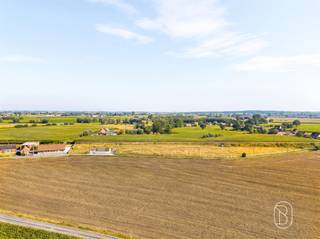 Welkom in deze landelijke gelegen woning gelegen in het groene hart van Anzegem. Deze karaktervolle fermette is ideaal voor mensen die verlangen naar een rustig leven omgeven door natuur.Deze fermette kan genieten van een aangename tuin en weides op maar liefst 9.959m², inclusief een paardenstalling. De weide is recent volledig afgesloten en diervriendelijk.De woning beschikt over aangename ruimtes en een atelier die extra bergruimte geeft. Het hart van deze woning wordt gevormd door een ruime living met balkenplafonds en open karakter. U kan vanuit de leefruimte en keuken genieten van zicht op de open velden overal. Door de centrale ligging te Ingooigem bent u nabij belangrijke invalswegen maar kan u toch genieten van de rust van de groene omgeving.Ideale woning voor wie wenst te wonen nabij zijn paarden!Bezoek na afspraak met IMMO BEGUIN: arne@immobeguin.be