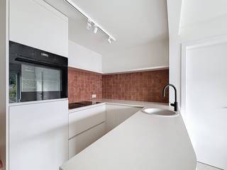 In de Zeelaan te Koksijde vinden we dit lichtrijk gerenoveerd appartement (61m²) met twee slaapkamers en twee staanplaatsen te huur. Het appartement bevindt op wandelafstand van het centrum, winkels en de duinen.INDELING&gt; Eerste verdieping:- Woonkamer met open keuken voorzien van een kookplaat, vaatwas, frigo, combi-oven en spoelbak;- 2 Slaapkamers ;- Berging met aansluiting voor wasmachine;- Badkamer met inloopdouche en wasmeubel;- Terras.- toilet;In de kelderverdieping beschikt het appartement nog over een privatieve kelderberging en een gemeenschappelijke berging.TROEVEN:- TOPlocatie, op wandelafstand van het centum en de duinen;- Volledig gerenoveerd- Volledig geschilderd; Gemeenschappelijke kosten: + €50/maandBen je geïnteresseerd in dit pand te huur in Koksijde? Ga naar de website www.dewaele.com, klik op het pand dat je wenst te huren. Via de rode knop "vraag je bezoek aan" vragen we u kort een profiel in te vullen. Daarna nemen we contact op voor een bezoek. Telefonisch kunnen er geen afspraken gemaakt worden.