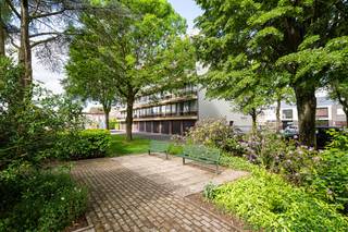 Dit zonnig appartement is gelegen in de residentie "Berkenhof" die deel uitmaakt van de residenties rondom het Jan Frans Willemsplein in het centrum.<br /><br />Het appartement geniet van 2 mooie terrassen met beide een mooi zicht, waardoor het appartement enorm lichtrijk is en toch voldoende privacy heeft.<br /> <br /><strong>Indeling:</strong><br /><br />Via de inkomhal komt men in de ruime woonkamer met zithoek en eetplaats, uitgevend op een eerste terras, een aanpalende keuken met bergplaats. Verder op de gang is er een gastentoilet en een vestiaire.<br /><br />Er zijn 3 slaapkamers met veel lichtinval allemaal uitgevend op het terras, een recent vernieuwde badkamer met inloopdouche.<br /><br />Op het gelijkvloers is er een makkelijk toegankelijke garagebox inbegrepen in de prijs.<br /><br />Het appartement is instapklaar een zeer goed onderhouden. Het biedt ook mooie kansen voor investeerders die een duurzame investering zoeken.<br /><br />Dit lumineus appartement is een mooie oppurtinieit, met mooie woonoppervlaktes in en een rustige residentie.<br /><br /><strong>Extra troeven</strong><br />✅ 2 mooie terrassen met mooi uitzicht<br />✅ Grote woonoppervlaktes<br />✅ Makkelijk bereikbaar en direct in het centrum<br />✅ Private garagebox op de gelijkvloerse verdieping<br />✅ Goed onderhouden en degelijke residentie<br /><br /><br /><strong>Bent u op zoek naar een degelijk appartement waar U ten volle tot rust kunt komen?</strong><br /><br /><strong> Neem gerust contact met ons op voor meer informatie of om een bezoek in te plannen.</strong><br /> <br /> 