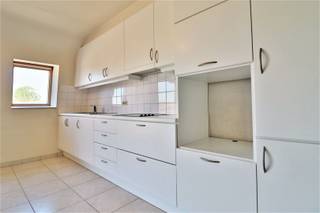 NETJES APPARTEMENT MET HEEL VEEL LICHT OP HET TWEEDE VERDIEP Dit vlot appartement kan ingezet worden als eigen bewoning of investering.  Op het...