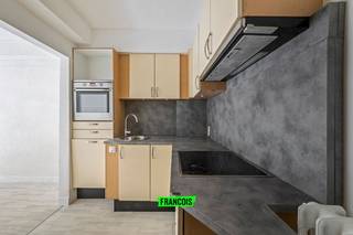 Op zoek naar een aangename woonplek in het hart van Oostende, vlak bij zee? <br /><br />Dit gezellige kelderappartement geniet van een bijzonder gunstige ligging aan de Albert I-Promenade. Het strand, de zeedijk, winkels, restaurants en cafés bevinden zich allemaal op wandelafstand, waardoor u optimaal kunt genieten van het bruisende stadsleven aan de kust.<br /><br />Bij het binnenkomen beschikt het appartement over een aangename leefruimte die mooi aansluit op de praktische keuken. Een absolute meerwaarde is het ruime, private binnenterras. Dit terras biedt heel wat mogelijkheden om er een gezellige eethoek, lounge of sfeervolle buitenruimte van te maken.<br /><br />Aan de achterzijde van het appartement bevindt zich de slaapkamer, met aansluitend de badkamer. Deze is uitgerust met een lavabo en douche. Het toilet bevindt zich in een afzonderlijke ruimte.<br /><br />De combinatie van de centrale ligging, de nabijheid van het strand en het ruime terras maakt van dit appartement een interessante woonopportuniteit in Oostende.<br /><br />