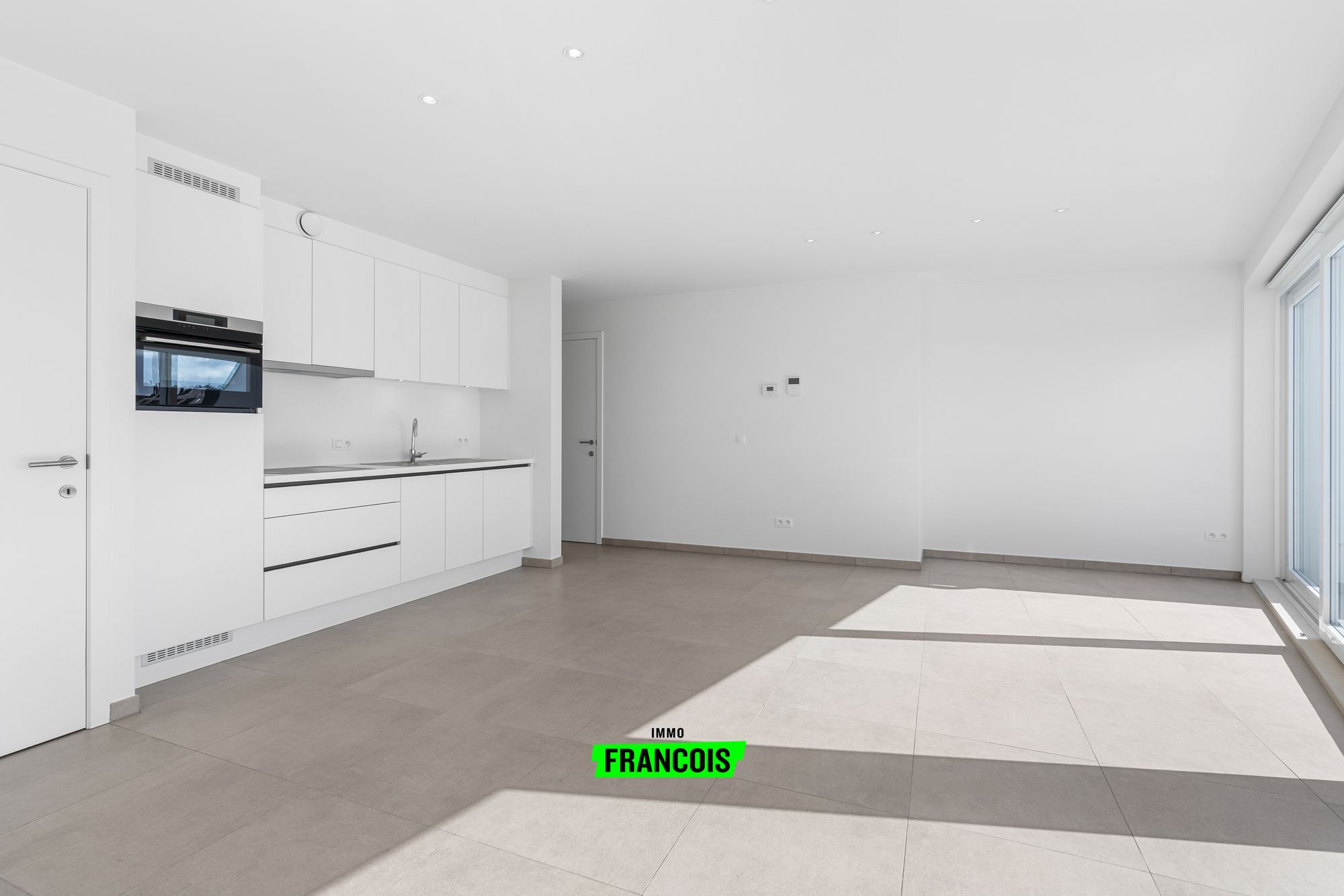 Ruime en lichtrijke duplex met groot terras en polyvalente kamer op toplocatie in Blankenberge - foto 4
