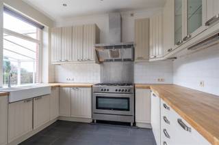 Century21 ImmoNero stelt voor: Prestigieuze villa van 373m2 op hoekperceel van 1.052m2. Uiterst ruime woning die in 2024 gedeeltelijk is...