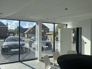 Situé le long d'une route d'accès entre Lendelede et Sint-Eloois-Winkel, nous trouvons cet immeuble de bureaux à louer d'environ 100 m².Spécifications :- nouvelle construction- climatisation et chauffage par pompe à chaleur- Internet- beaucoup de lumière grâce à de grandes fenêtres- Toilette- place de parking devant la porteVous recherchez un bien immobilier commercial composé d'un bureau à louer à Lendelede ? N'hésitez pas à nous contacter au 051 21 22 23.