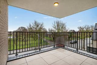 <p>Dit prachtig duplex-appartement bevindt zich pal in het centrum van Lebbeke, op wandelafstand van werkelijk alles: scholen, winkels, openbaar vervoer, het cultureel centrum, de bibliotheek, muziekacademie, sporthal, zwembad… Een toplocatie voor iemand die alles dichtbij willen hebben. Dit appartement maakt deel uit van nieuwbouwresidentie The Corner House, een kleinschalige residentie met slechts 2 appartementen en bevindt zich op de 1ste & 2e verdieping. Indeling: een eigen trappenhal met ruimte voor het plaatsen van oa een fiets, een inkomhal met gastentoilet, een eerste slaapkamer met eigen badkamer die voorzien is van een inloopdouche, dubbele wastafel en een dressingruimte. Verder is er een lichtrijke leefruimte, een open keuken die voorzien is van alle comfort met aansluitend een praktische bergruimte. Vanuit de leefruimte is er toegang tot het overdekt terras waar het elk seizoen leuk vertoeven is. Op de verdieping zijn er 2 ruime slaapkamers, een badkamer met inloopdouche, wastafel en toilet, een technische ruimte en nog een ruimte die kan ingericht worden naar wens. Bovendien kan bij dit appartement een privatieve autostaanplaats worden aangekocht. TROEVEN: zéér energiezuinig appartement, dit appartement is voorzien van zonnepanelen met eigen omvormer, afgewerkt met hoogwaardige materialen, ventilatiesysteem D, superisolerende beglazing, op toplocatie gelegen in hartje Lebbeke. Vragen, meer info of een bezoek? Contacteer Charlotte van IMMO TROEF: 052 52 52 00 – info@immotroef.be</p>
