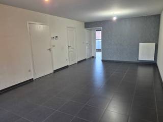 <p>Dit verzorgde appartement met 2 slaapkamers is gelegen op de 2de verdieping van het gebouw en is bereikbaar met een lift.<br /><br />Het appartement beschikt over een volledig uitgeruste keuken met combi-oven, koelkast met diepvriesvak, keramische kookplaat en vaatwasser.<br />De badkamer is voorzien van een douche en een badmeubel. <br /><br />Verder is er een berging in het appartement én een extra kelderberging.<br />Het appartement heeft een terras aan de voor-en achterzijde, ideaal om op elk moment van de dag van de buitenruimte te genieten.<br /><br />Bij het appartement hoort ook een ondergrondse autostaanplaats.<br /><br />Praktische info:<br /><br />Huurprijs: €910 / maand<br /><br />€50 voor de ondergrondse parkeerplaats (inbegrepen)<br /><br />€60 gemeenschappelijke kosten (inbegrepen)<br /><br />Onmiddellijk beschikbaar<br /><br />Troeven:<br />- Lift aanwezig<br />- Ondergrondse parking inbegrepen<br />- airco <br /><br />Heb je interesse? Vraag uw bezoek aan via onze website https://www.immovl.be/te-huur/list en druk op de knop 'IK WENS EEN BEZOEK'.</p>