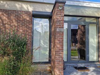 Rustig gelegen vrijstaande woning met 3 slaapkamers, badkamer, toilet, inkomhal, berging, keuken. en een ruime lichtrijke leefruimte met zicht op de achterliggende beemden . De woning is volledig onderkelderd (deels kruipkelder), garage voor 1 wagen en 2 kelderruimtes waarin condensatie mazoutketel.<br />De woning met tuin en tuinhuis ligt op een grond van 14a40. De aanpalende weide met ruime stal is 20a80.<br />Er zijn twee terrassen: 1 overdekt terras op het zuidwesten en achteraan groot terras op het noordwesten.<br />De woning heeft een EPC-D, dus geen renovatieplicht en is onmiddellijk beschikbaar.<br />Gelegen op 20km van Maastricht en op 23km van Hasselt.