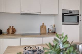<span><span>In het centrum van Diksmuide bevindt zich dit <strong>instapklare appartement </strong>met<strong> twee slaapkamers</strong>, gelegen op de <strong>eerste verdieping van residentie 'Patersvat'</strong>. Dankzij de uitstekende en centrale ligging bevinden winkels, supermarkten, horecazaken en het openbaar vervoer zich op wandelafstand. Dit energiezuinige appartement is ideaal als eigen woonst én als interessante investering.<br /><br />Met een <strong>bewoonbare oppervlakte van maar liefst 104 m²</strong> biedt dit appartement, gelegen op een leuke hoeklocatie wat resulteert in meer lichtinval, alle ruimte om comfortabel te wonen. De grote raampartijen zorgen voor een <strong>overvloed aan natuurlijk licht</strong>, wat de leefruimtes een aangename en open uitstraling geeft.<br />Via de inkomhal en de brede gang bereikt u het apart gastentoilet met handenwasser. De lichtrijke leefruimte omvat een gezellige zithoek, een ruime eetplaats en een volledig ingerichte open keuken, voorzien van alle nodige toestellen.<br />Vanuit de leefruimte heeft u rechtstreeks toegang tot het <strong>zeer ruime terras van maar liefst 31,6 m²</strong>, waar u volop kunt genieten van het buitenleven en waar voldoende plaats is voor een comfortabele lounge- en eethoek.<br />Verder beschikt het appartement over twee ruime slaapkamers, een badkamer uitgerust met een douche en een lavabomeubel, en een praktische berging met wasplaats waarin alle technieken netjes zijn ondergebracht.<br /><strong>De residentie beschikt bovendien over een gemeenschappelijke fietsenberging. Daarnaast bestaat de mogelijkheid om een autostaanplaats en een afzonderlijke berging aan te kopen (prijs op aanvraag), wat zorgt voor extra comfort en bijkomende bergruimte.</strong><br /><br /><u>Troeven:</u></span></span>
<ul>
<li><span><span>Gunstige hoekligging op de eerste verdieping;</span></span></li>
<li><span><span>Bewoonbare oppervlakte van 104 m²;</span></span></li>
<li><span><span>Instapklaar, volledig afgewerkt en geschilderd;</span></span></li>
<li><span><span>Energiezuinig;</span></span></li>
<li><span><span>Zeer veel natuurlijke lichtinval;</span></span></li>
<li><span><span>Zeer ruim terras van maar liefst 31,6 m²;</span></span></li>
<li><span><span>Twee ruime slaapkamers;</span></span></li>
<li><span><span>Brede inkomhal en gang;</span></span></li>
<li><span><span>Praktische berging met wasplaats;</span></span></li>
<li><span><span>Centrale verwarming op aardgas met radiatoren;</span></span></li>
<li><span><span>Gemeenschappelijke fietsenberging;</span></span></li>
<li><span><span>Mogelijkheid tot aankoop van een autostaanplaats en afzonderlijke berging.</span></span></li>
</ul>
<span><span>Bent u op zoek naar een ruim en instapklaar appartement op een centrale ligging in Diksmuide of wenst u te investeren in kwalitatief nieuwbouwvastgoed? Dan is dit kwalitatieve en volledig afgewerkte appartement een uitstekende opportuniteit.<br />Interesse? Neem contact op met Diksimmo. Bel <strong>051 50 11 51</strong> of mail naar diksmuide@diksimmo.be voor meer informatie of een bezoek ter plaatse.</span></span>