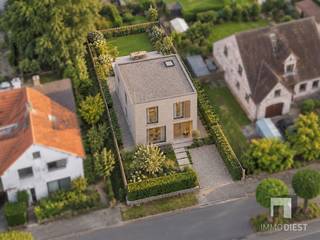 <p><span>Sommige bouwgronden komen zelden op de markt. In de </span><span>Kleinbaan te Schaffen-Diest</span><span>, toekomstig huisnummer </span><span>52</span><span>, bieden wij één van de laatste beschikbare bouwloten aan: een </span><span>zuidgerichte bouwgrond van 416 m²</span><span>, ideaal voor wie droomt van een moderne, lichtrijke en energiezuinige gezinswoning in open bebouwing.</span></p><p><span>Dit perceel combineert het beste van twee werelden: een rustige en aangename woonomgeving, maar toch bijzonder vlot bereikbaar. Het centrum van Schaffen bevindt zich op wandel- en fietsafstand, met dagelijkse voorzieningen in de nabije omgeving. Het centrum van Diest bereikt u in amper enkele minuten fietsen, terwijl ook de verbinding richting de </span><span>E314</span><span> bijzonder praktisch is voor wie pendelt naar Leuven, Hasselt, Brussel of Antwerpen.</span></p><p><span>Dankzij de </span><span>zuidgerichte oriëntatie</span><span> geniet uw toekomstige woning maximaal van natuurlijk licht. Denk aan een leefruimte met grote raampartijen, een open keuken met zicht op de tuin en een terras waar u van s morgens tot s avonds kunt genieten van zon en rust. De oriëntatie is bovendien een duidelijke troef voor wie energiezuinig wil bouwen, met aandacht voor zonnepanelen, lage energiekosten en een BEN-gerichte woning.</span></p><p><span>De bouwmogelijkheden laten toe om hier een comfortabele gezinswoning te realiseren met een woonoppervlakte tot circa </span><span>200 m²</span><span>. Het perceel is perfect geschikt voor een hedendaagse open bebouwing met een doordachte indeling: ruime leefruimte, praktische berging, bureau of speelkamer op het gelijkvloers, meerdere slaapkamers, badkamer en voldoende bergruimte op de verdieping. De bijgevoegde voorbeeldwoning toont mooi welk wooncomfort en welke architecturale mogelijkheden hier denkbaar zijn. Uiteraard kan een ontwerp steeds afgestemd worden op uw persoonlijke wensen, budget en levensstijl.</span></p><p><span>Met zijn oppervlakte van </span><span>416 m²</span><span> biedt dit lot een ideale balans tussen wooncomfort, tuinplezier en onderhoudsgemak. U geniet van de privacy en vrijheid van een open bebouwing, zonder in te boeten aan praktisch gebruiksgemak. Een fijne tuin, een zonnig terras en voldoende buitenruimte maken dit perceel bijzonder aantrekkelijk voor gezinnen, koppels en toekomstgerichte bouwers.</span></p><p><span>Troeven op een rij:</span></p><ul><li><span>Zuidgerichte bouwgrond van </span><span>416 m²</span></li><li><span>Geschikt voor </span><span>open bebouwing</span></li><li><span>Mogelijkheid tot circa </span><span>200 m² woonoppervlakte</span></li><li><span>Ideaal voor een moderne, BEN-gerichte woning</span></li><li><span>Veel lichtinval dankzij gunstige oriëntatie</span></li><li><span>Centrum Schaffen op korte afstand</span></li><li><span>Diest op slechts enkele minuten fietsen</span></li><li><span>E314 bereikbaar in circa 10 minuten</span></li><li><span>Winkels, postkantoor en praktische voorzieningen vlakbij</span></li><li><span>Eén van de laatste bouwkansen in deze gegeerde omgeving</span></li></ul><p><span> </span></p><p><span>Bent u op zoek naar een bouwgrond waar ligging, oriëntatie en mogelijkheden perfect samenkomen? Dan is dit perceel in de Kleinbaan een unieke kans.</span></p><p><span>Neem vandaag nog contact op voor meer informatie of een persoonlijke toelichting.</span></p><p><span>Immo Diest</span><span><br />013 31 25 22<br /><span>info@immodiest.be</span></span></p><p><span>Of rechtstreeks:<br /></span><span>Jan Vanonckelen</span><span><br />0498 52 64 52<br /><span>jan.vanonckelen@immodiest.be</span></span><span><br /> </span></p>