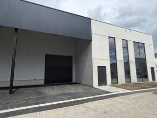 <span>Nieuwbouw KMO unit van 338m² gelegen op een zicht locatie van op de A12! De opslagruimte beschikt over een vrije hoogte van 7 meter een sectionale poort. Het is perfect mogelijk om een kantoorruimte in de unit te maken. Alle units worden afgewerkt naar de laatste normering. 2 parkeerplaatsen inbegrepen. Uitstekende bereikbaarheid door locatie tussen Antwerpen en Brussel.</span>
