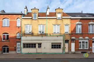 <p><span>Cette propriété commerciale polyvalente, aujourd'hui autorisée en tant qu'entreprise de restauration avec logement au-dessus, offre de nombreuses possibilités pour ceux qui souhaitent combiner vie et travail ou qui sont à la recherche d'un bien d'investissement intéressant. Le rez-de-chaussée comprend un espace commercial d'environ 130 m², composé d'un hall spacieux de 74 m², d'une cuisine de 12,5 m² avec une buanderie/rangement adjacente de 27 m², ainsi que d'un local sanitaire. En outre, la propriété dispose d'un sous-sol spacieux, idéal pour des rangements supplémentaires. La partie supérieure de l'habitation est aménagée en duplex. Le premier étage comprend l'espace de vie avec la cuisine et la salle de bains attenantes. Le deuxième étage comprend deux chambres spacieuses, offrant une expérience de vie confortable. À l'arrière de la propriété se trouve un jardin profond de pas moins de 194 m², une valeur ajoutée absolue tant pour un usage privé que pour un usage commercial. Une propriété intéressante avec beaucoup de potentiel, convenant à l'hôtellerie, à l'utilisation mixte ou à la réaffectation (sous réserve des règles d'urbanisme).</span><span> </span></p>