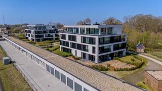 Garageboxen en carports te koop in centrum Vichte. Onmiddellijk beschikbaar!Oppervlakte garageboxen met automatische sectionaalpoort: 18,3 m² -...