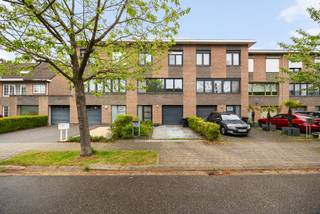Bent u op zoek naar een ruime, verzorgde woning met veel natuurlijk licht en helemaal in orde? Dan is deze woning met 3 slaapkamers in Edegem absoluut een buitenkans!
Via de karaktervolle inkomhal met vintage tegelvloer, vestiairekast en gastentoilet bereikt u op de eerste verdieping de lichtrijke leefruimte met gezellige houthaard, eetplaats en kwalitatief gerenoveerde open leefkeuken met Siemens-toestellen. Op de bovenverdieping bevinden zich 3 volwaardige slaapkamers en een badkamer met ligbad. Het gelijkvloers biedt daarnaast nog een praktische wasplaats, een polyvalente ruimte voor bv bureau- of hobbykamer, een garage en een oprit. Buiten geniet u van een onderhoudsvriendelijke tuin met terras met ruim houten tuinhuis en een rustige, groene sfeer waar het heerlijk vertoeven is.
Deze woning is zeer verzorgd, uitstekend onderhouden én heeft een prachtige epc-score van 181 kWh/m²jaar – label B. De PVC-ramen beschikken over hoogrendementsglas en het plat dak werd geïsoleerd met 12 cm PUR/PIR. De verwarming gebeurt via centrale verwarming op aardgas met een ketel van Junkers (2008). Ook de elektrische installatie werd gekeurd en is volledig conform. Daarnaast zijn er 10 zonnepanelen aanwezig met een totaal vermogen van 3.250 Wp, wat bijdraagt aan een lagere energiefactuur.
Voor meer informatie of een gratis waardebepaling van uw vastgoed kan u een aanvraag invullen op onze website of even bellen op het nr. 03/345.88.99.