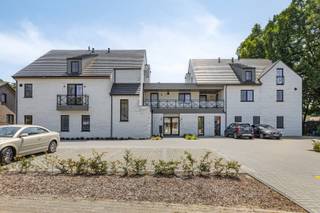 Wonen in het groen, leven in luxe.Welkom in dit prachtige gelijkvloerse appartement, een plek waar licht, ruimte en natuur in perfecte harmonie...