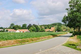 <p><span>MULLEM - Situé dans un cadre idyllique, au milieu de vastes champs et avec vue sur le centre pittoresque du village de Mullem, cet </span><span>ancien bâtiment scolaire</span><span> regorge de caractère et</span><span>offre de </span><span> nombreuses possibilités. Un bien patrimonial unique, idéal pour ceux qui rêvent d'un projet d'exception dans un cadre de charme.</span></p><p><span>Le bâtiment comprend deux salles de classe spacieuses, un large couloir central, des sanitaires, une pièce à l'arrière avec des combles et une grande annexe qui servait autrefois également de salle de classe. L'ancienne cour de récréation et les volumes généreux créent un cadre inspirant pour une utilisation créative. Une combinaison d'habitation et de travail, un atelier, un cabinet professionnel, un bureau, une galerie, un lieu d'événements, une maison « kangourou » ou une exploitation touristique font partie des possibilités, sous réserve de l'accord du service de l'Environnement.</span></p><p><span>Le bâtiment a été entièrement rénové, est exempt d’amiante et a été classé au patrimoine architectural, ce qui l’exempte de l’obligation de rénovation résidentielle. Son emplacement calme et rural offre une intimité totale, tandis qu’Audenarde, Gand et l’E17 sont facilement accessibles via la N60.</span></p><p><span> La possibilité d’acquérir également l’ancienne maison de l’instituteur attenante constitue</span><span>une plus-value exceptionnelle</span><span>. Ensemble, ces deux bâtiments forment un ensemble historique rare offrant des possibilités inédites à ceux qui recherchent une combinaison exclusive de logement et de lieu de travail ou un projet immobilier unique.</span></p><p><span>Prix indicatif :</span><span> 610 000.</span></p>