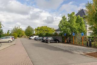 <strong>Schrijf je in voor de koopdag op 17/10!</strong> <br />*<em>inschrijven kan op onze website</em><br /><br />Op zoek naar een recente, hoogwaardig afgewerkte woning waar je werkelijk niets meer aan hoeft te doen? Deze prachtige nieuwbouwwoning (175 m² bewoonbare oppervlakte) te Ruien combineert modern wooncomfort met een uitgesproken duurzaam karakter. Met een aangelegde tuin, zonovergoten terras en een doordachte indeling is dit het ideale gezinshuis. Gelegen in een rustige, groene omgeving met winkels, scholen en het Kluisbos binnen handbereik.<br /><br /><u><strong>Indeling & Comfort</strong><br />Gelijkvloers</u>:<br />De uitnodigende inkomhal met gastentoilet leidt naar een royale, zonovergoten leefruimte. De open, hedendaagse keuken vormt de blikvanger van de woning en biedt een direct uitzicht op het terras en de tuin. Praktisch gemak is gegarandeerd dankzij de aanpalende berging en een aparte bureauruimte aan de voorzijde. Perfect als thuiswerkplek, praktijkruimte of speelkamer.<br /><br /><u>Eerste verdieping:</u><br />Drie volwaardige, ruime slaapkamers, een apart toilet op de nachthal en een stijlvol ingerichte badkamer die van alle gemakken is voorzien.<br />Exterieur: Zowel de tuin als het terras werden al professioneel aangelegd. Aan de voorzijde beschikt het pand over een ruime oprit met plaats voor meerdere voertuigen.<br /><br /><u>De belangrijkste kenmerken op een rij</u><br />⚡ Minimale energiekosten: Met een EPC van slechts 6 kWh/m² (E-peil 4) woont u hier nagenoeg energieneutraal.<br />🌿 Buitenruimte reeds afgewerkt: Tuin, oprit en terras zijn volledig klaar voor gebruik.<br />💼 Veelzijdige indeling: Inclusief een volwaardig bureau op de gelijkvloerse verdieping.<br />🛠️ Duurzame materialen: Zorgvuldige afwerking met oog voor detail en kwaliteit.<br />📍 In het hart van Ruien: Uitstekende ligging dicht bij alle voorzieningen en natuur.<br /><br />📞 Interesse in een bezoek?<br />Laat deze kans niet liggen en ontdek de kwaliteit van deze woning zelf. Contacteer <strong>Lukas </strong>via <strong>0477 09 91 02</strong> of stuur een e-mail naar <strong>lukas@vastgoedcanniere.be</strong> voor meer informatie of een afspraak ter plaatse!