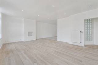 Dit volledig vernieuwde appartement in een kleinschalig gebouw met lift combineert een uitzonderlijke ligging met een hoogstaande afwerking...