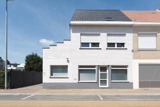 <p>+++ Landuitstraat 213, Denderleeuw +++<br /><br />Dit veelzijdige pand, biedt een unieke combinatie van wonen en werken op één locatie. De ligging is bijzonder interessant dankzij de vlotte verbindingen naar omliggende steden zoals Aalst en Brussel, die zich op korte afstand bevinden en de omgeving ideaal maken voor wie een goede bereikbaarheid belangrijk vindt. Bovendien geniet u hier van de nabijheid van lokale voorzieningen zoals winkels, scholen en openbaar vervoer. Achter de gevel schuilt een eigendom die vanaf 2018 volledig werd vernieuwd en vandaag perfect inspeelt op de noden van een zelfstandige of ondernemer die wonen en werken wil combineren. De gelijkvloerse polyvalente ruimtes bieden tal van mogelijkheden: denk aan burelen, praktijkruimte, atelier of opslag. Op het gelijkvloers bevindt zich eveneens een functionele keuken, aangevuld met een handige kelderruimte die extra bergruimte biedt. De badkamer is uitgerust met een douche, lavabo en toilet. De eerste verdieping vormt het hart van de woning, met een gezellige woon- en eetkamer. Verder vindt u op dit niveau 2 slaapkamers, een apart toilet en zolder met trektrap. Buiten beschikt het pand over een ruime oprit waar meerdere wagens kunnen parkeren, aangevuld met een grote garage. Boven de garage bevindt zich nog een zolderruimte, wat extra opslagcapaciteit biedt of potentieel voor verdere invulling. Dit eigendom is een buitenkans voor wie op zoek is naar een combinatie van wonen en werken op een strategische ligging, met alle comfort van een vernieuwd gebouw en de flexibiliteit van polyvalente ruimtes. Interesse? Contacteer ons via info@immoteam.be of 0478/059069.</p>