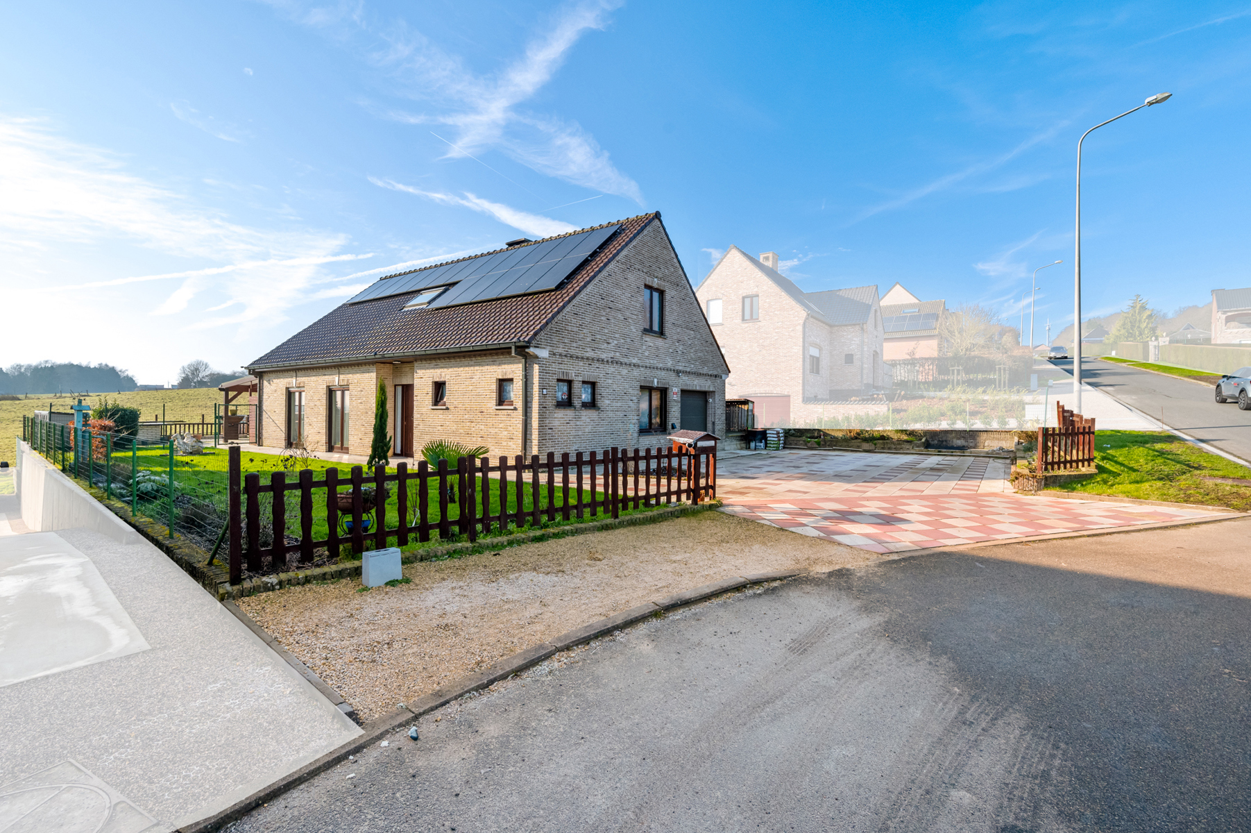 Ruime open bebouwing met zonnepanelen in residentiële wijk - foto 2