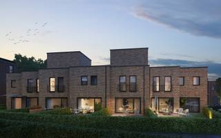 <p>Bij het betreden van de woning kom je via de inkomhal met gastentoilet in de open keuken met aansluitende berging. Van hieruit wandel je de ruime woonkamer in en geniet je van het licht en het zicht op de tuin. Het terras en de private tuin vormen een verlengstuk van je leefruimte en nodigen uit tot gezellig buitenleven.</p>
<p>Op de eerste verdieping geeft de nachthal toegang tot <strong>twee ruime slaapkamers</strong>, de badkamer met bad en douche, een apart toilet en een extra berging.</p>
<p>De bovenste verdieping is volledig ingericht met een derde slaapkamer, een aansluitende doucheruimte met toilet en een <strong>privé dakterras</strong>. Dé ideale plek om te ontspannen en te genieten van je eigen stukje buitenruimte.</p>
<p>Deze woning maakt deel uit van het project aan de Durmeboorden, een verkeersarme en groene woonomgeving vlak bij de Durmedijk en de fietsersbrug over de Durme. Vanuit je voordeur wandel je in enkele stappen naar het idyllische pad langs de rivier – ideaal om te wandelen, te joggen, te fietsen of gewoon even tot rust te komen in het groen. Toch woon je hier op enkele minuten van het centrum van Lokeren. Met de wagen bereik je de E17 in amper vijf minuten en ook het station ligt op wandelafstand. Dagelijkse voorzieningen zoals scholen, winkels en sportfaciliteiten bevinden zich vlakbij.</p>
<p>De woning wordt gebouwd met <strong>kwalitatieve en duurzame materialen</strong> en dankzij de energiezuinige technieken geniet je van een <strong>BEN-woning</strong> met lage verbruikskosten. Licht, energiezuinig en functioneel – een thuis die klaar is voor de toekomst.</p>