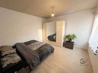 <p>Ruime woning met veel potentieel in Herselt, gelegen in de Gustaaf Vandenheuvelstraat 170. De woning is gedeeltelijk gerenoveerd en biedt de mogelijkheid om verdere afwerkingen volledig naar eigen smaak uit te voeren.</p><p>Binnen zijn er vijf slaapkamers en één badkamer, wat de woning ideaal maakt voor grotere gezinnen of wie extra ruimte nodig heeft voor een bureau, hobbykamer of logeerkamer. De indeling laat verschillende mogelijkheden toe om de ruimtes verder te optimaliseren.</p><p>Een van de grootste troeven is de ruime tuin, perfect om te genieten van het buitenleven. Er is voldoende plaats voor een terras, speelzone voor kinderen of een groene tuin, waardoor het een ideale plek is voor ontspanning en recreatie.</p><p>De woning ligt in een rustige straat in Herselt, een groene gemeente in de Kempen. In de buurt zijn winkels, scholen, horeca en recreatiemogelijkheden aanwezig. Bovendien zijn omliggende gemeenten en steden vlot bereikbaar, zodat u zowel van rust als van praktische bereikbaarheid kan genieten.</p><p>Kortom, een ruime woning met vijf slaapkamers, grote tuin en veel potentieel, ideaal voor wie een woning naar eigen wens wil afwerken. Interesse? Contacteer Lauren van Gilles Vastgoed via 0468/ 367 951 of e-mail haar via lauren@gillesvastgoed.be</p>