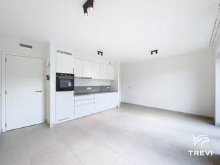 <p>Gelegen in het hart van het nieuwe residentiële project Mench in Schaarbeek, zal deze nieuwe studio van ongeveer 50 m² u bekoren door zijn perfecte balans tussen comfort en een rustgevende leefomgeving. Ontwikkeld rond een ruime aangelegde binnentuin, biedt het project een kalme en groene omgeving, terwijl het tegelijk geniet van een uitstekende bereikbaarheid, in de onmiddellijke nabijheid van openbaar vervoer, winkels en grote verkeersassen.</p>
<p>De studio beschikt over een geoptimaliseerde en lichte leefruimte, ontworpen om elke vierkante meter maximaal te benutten. De hoofdruimte geeft uit op een volledig uitgeruste keuken, ideaal voor een praktisch en aangenaam dagelijks leven. U geniet bovendien van een privatieve buitenruimte, een echte verlenging van uw leefruimte.</p>
<p>De technische voorzieningen voldoen aan de huidige normen: uitstekende energieprestatie met een EPC A, warmtepomp, zonnepanelen, ventilatiesysteem met dubbele flux, vloerverwarming, kwaliteitsvolle materialen en verzorgde afwerkingen. Lage provisies. Onmiddellijk beschikbaar. Mogelijkheid om een parkeerplaats te huren tegen meerprijs (met of zonder laadpaal). Oppervlaktes ter indicatie opgegeven.<br /><br /><u>Indeling</u><em> :</em><br />Inkomhal<br />Doucheruimte met toilet<br />Woonkamer + volledig uitgeruste Amerikaanse keuken<br />Wasruimte</p>