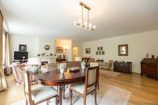 <p><span>BERCHEM - Fruithoflaan</span><span> : Appartement agréable avec 2 chambres, 2 terrasses et garage. </span></p><p><span> </span></p><p><span>DESCRIPTION :</span></p><p><span> </span></p><p><span>Cet appartement confortable est situé dans un immeuble bien entretenu sur la Fruithoflaan, à proximité de tous les commerces, des transports en commun et des axes routiers. </span></p><p><span>Il est situé au deuxième étage, dispose de deux terrasses et est accessible par ascenseur.</span></p><p><span> </span></p><p><span>Salon et salle à manger ouverts et lumineux avec une terrasse ensoleillée sur toute la largeur de l'appartement. </span></p><p><span>Cuisine séparée équipée de placards et de tous les appareils nécessaires. </span></p><p><span> </span></p><p><span>À l'arrière de l'appartement se trouvent 2 chambres. </span></p><p><span>L'une à l'avant du bâtiment et la seconde à l'arrière. </span></p><p><span>La seconde chambre donne accès à la terrasse confortable à l'arrière. </span></p><p><span>Toilette séparée avec lavabo.</span></p><p><span>Salle de bains équipée d'un meuble lavabo, d'une douche et d'un sèche-serviettes. Raccordement pour lave-linge et sèche-linge.</span></p><p><span> </span></p><p><span>Cave privée.</span></p><p><span>Garage obligatoire à 20.000 €.</span></p><p><span> </span></p><p><span>PARTICULARITÉS :</span></p><p><span> </span></p><p><span>- Immeuble bien entretenu, très bien situé à proximité des écoles, des parcs, des commerces et des axes routiers</span></p><p><span>- Deux terrasses avec vue sur la verdure</span></p><p><span>-Score PEB- B</span></p><p><span>- Surface utile : 108 m² (selon PEB)</span></p><p><span>- Charges mensuelles ca 220 €</span></p>